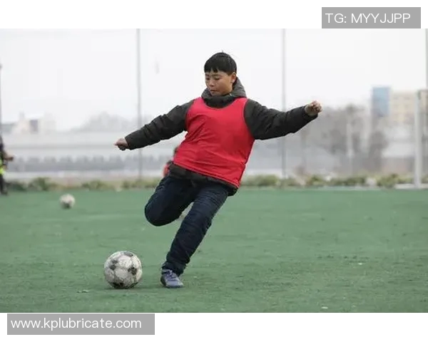 提升足球技能的全新足球操视频助你轻松掌握技巧与体能训练 提升足球技能的全新足球操视频助你轻松掌握技巧与体能训练